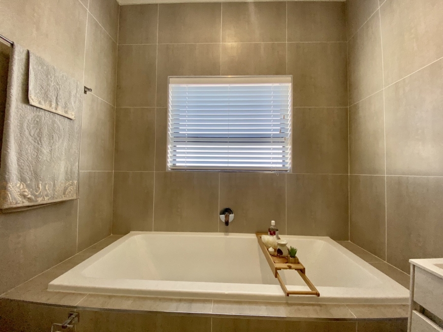 To Let 3 Bedroom Property for Rent in Sandown Western Cape